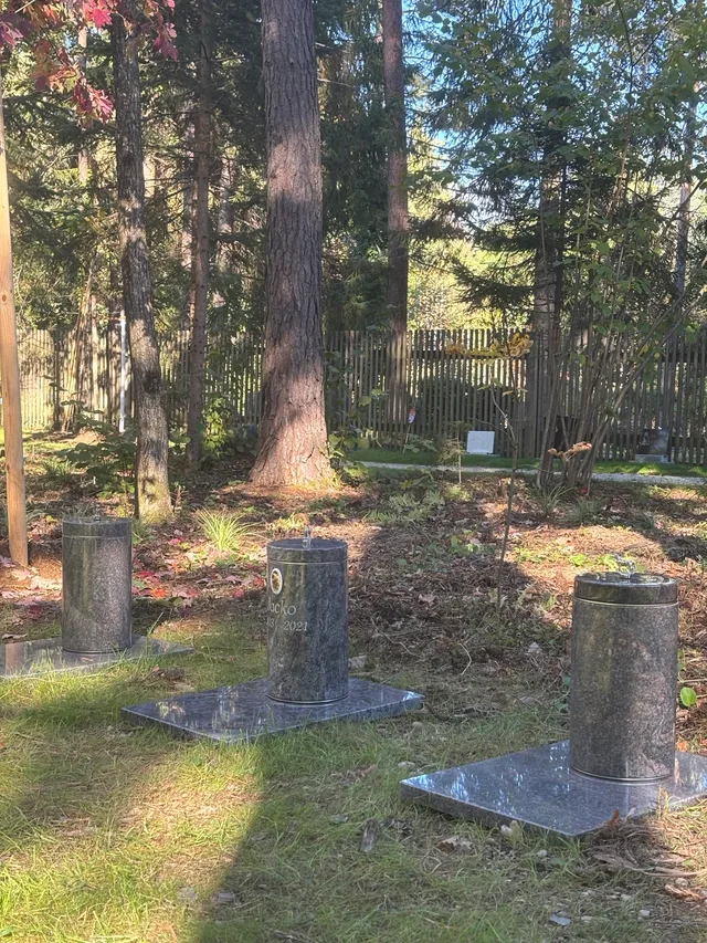 Mehrere Erinnerungsplätze im Grünen am Tierfriedhof Villach